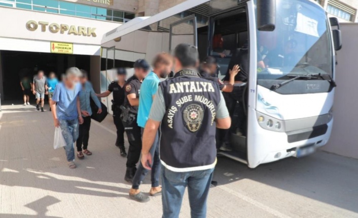 Antalya'da aranan 63 zanlı yakalandı