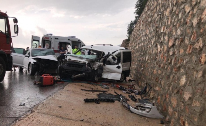 Antalya'da iki araç kafa kafaya çarpıştı: 1 ölü, 6 yaralı