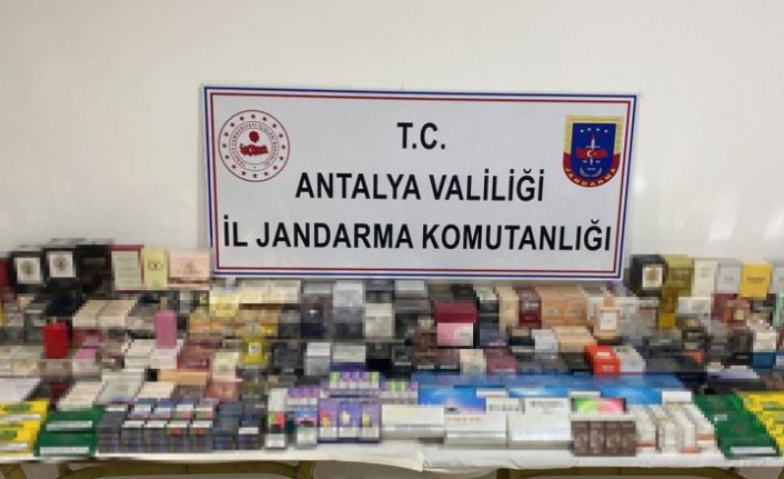 Antalya'da kaçak sigara operasyonu: 3 gözaltı