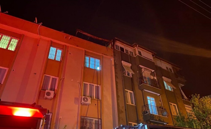 Antalya’da çatı katı alev alev yandı, mahalleli sokağa döküldü