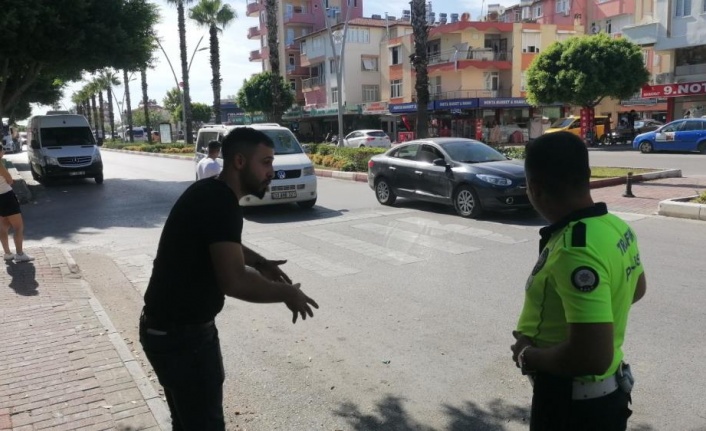 Düşürdüğü telefonunu almak isterken ticari taksinin aynasına çarptı: 1 yaralı