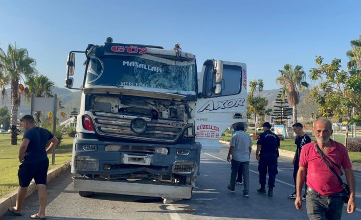 Kontrolden çıkan beton mikseri, önüne geleni yıkıp geçti