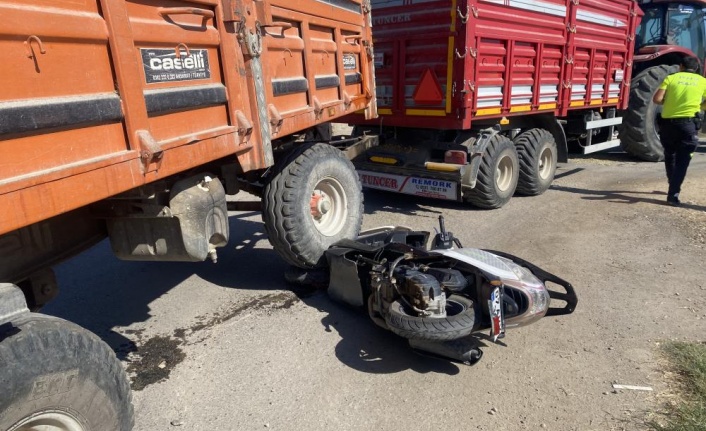 Motosikletli genç römorkun altında kalarak yaşamını yitirdi