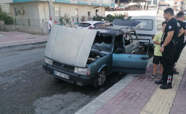 Otomobil alev alev yandı, yanındaki araçlar yanmaktan son anda kurtuldu