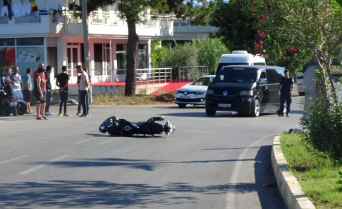 Panelvanla çarpışan motosiklet sürücüsü kaskı sayesinde ölümden döndü