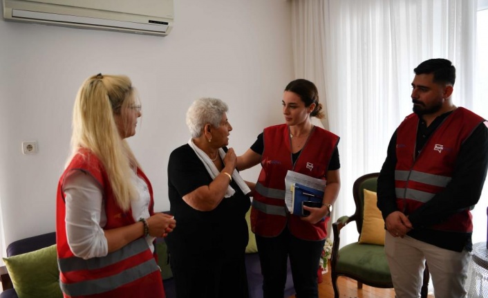 Yaşlılara evlerinde ziyaret edip isteklerini dinlediler
