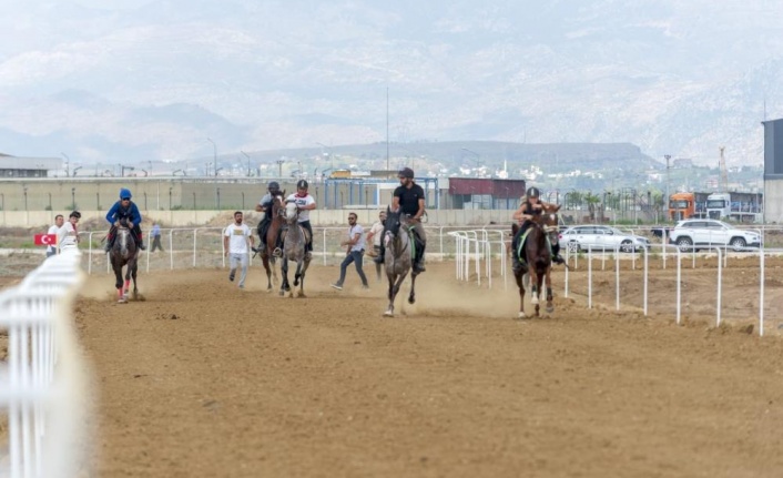 14. Geleneksel Rahvan At Yarışları nefes kesti, attan düşen genç kadın yaralandı
