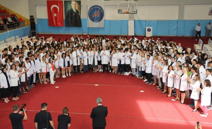 314 Tıp Fakültesi öğrencisi beyaz önlük giydi