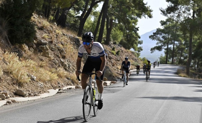 Bin 853 metrelik zirveye pedal çevirdiler