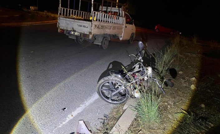 Kamyonet ile motosiklet çarpıştı: 2 yaralı