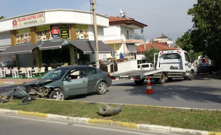 Lastiği patlayan otomobil refüjdeki palmiyeye ve kaldırıma çarptı: 2 yaralı