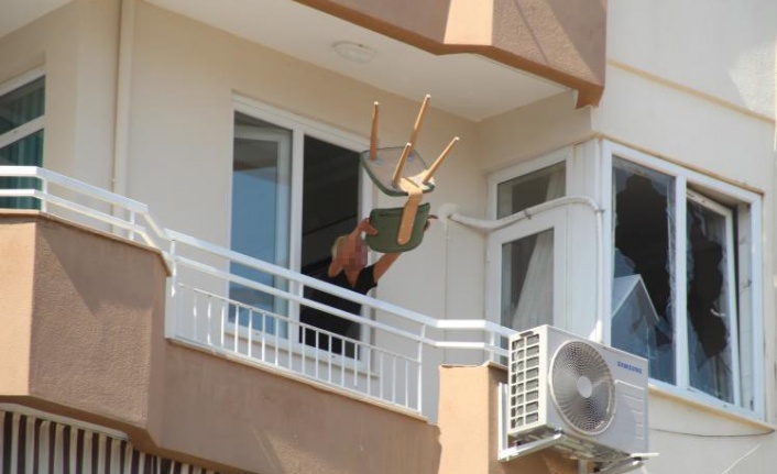 Sinir krizi geçiren kadın, tüm evde ne varsa pencereden sokağa attı