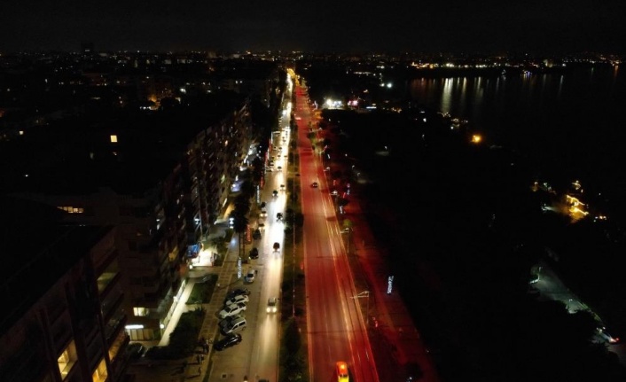 Sokak lambaları kırmızı-beyaz aydınlatıyor