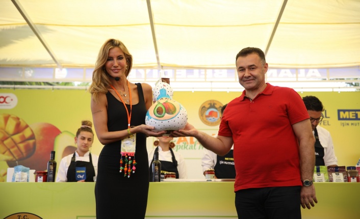 Tropikal Meyve Festivali'nin son gününde Çağla Şikel'e büyük ilgi