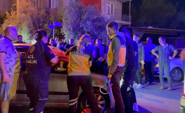 Ağızları açık bırakan kaza: Motosiklet sürücüsü otomobilin motor kaputunun üzerine düştü