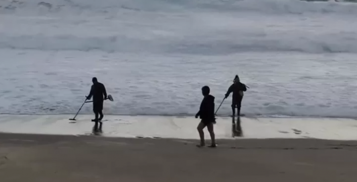 Alanya’da defineciler sahili karış karış taradı