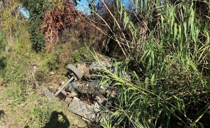 Antalya'da traktörün altında kalan sürücü yaralandı