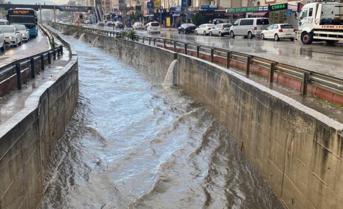 Antalya yağmura teslim: Göle dönen yolda halk otobüsünü su bastı
