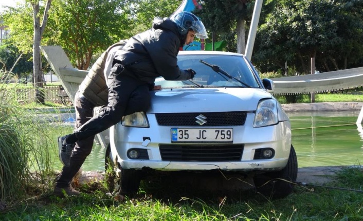 Otomobil süs havuzuna uçtu: Çekici çaresiz kalınca yöntemi vatandaş buldu