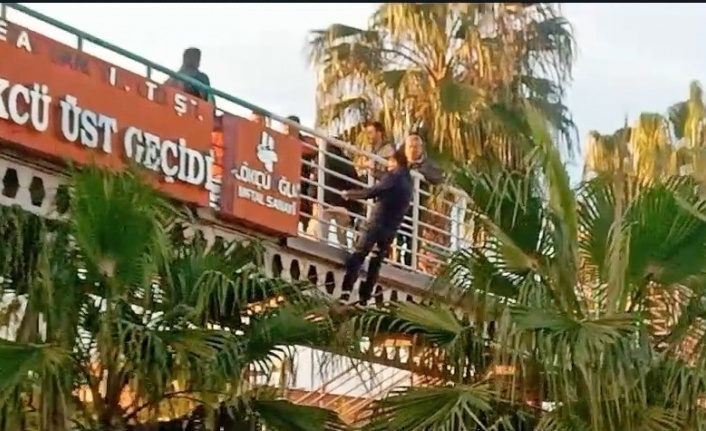 Üst geçitte kendini aşağıya sarkıttı, yürekleri ağza getirdi
