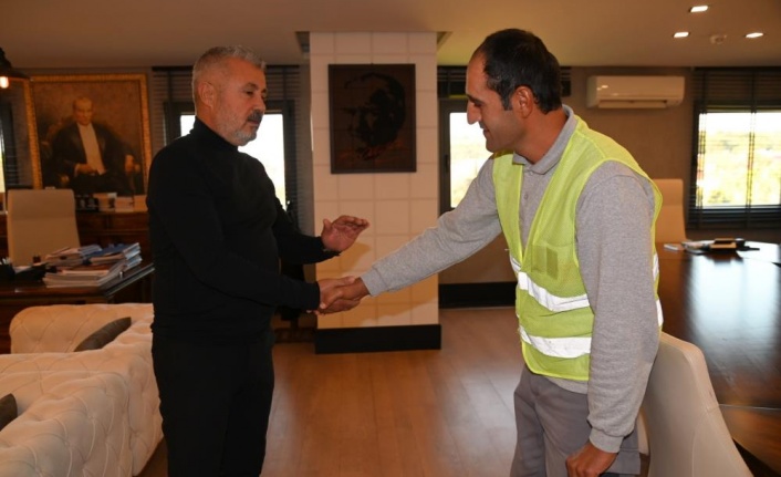 Yolda bulduğu parayı sahibine teslim eden belediye çalışanı ödüllendirildi