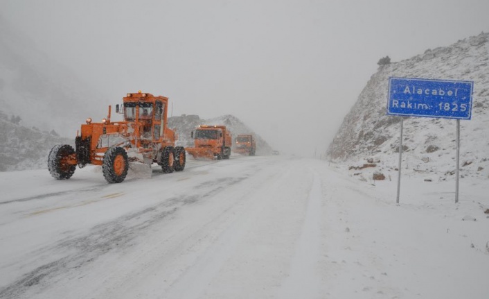 Alacabel'e mevsimin ilk karı düştü