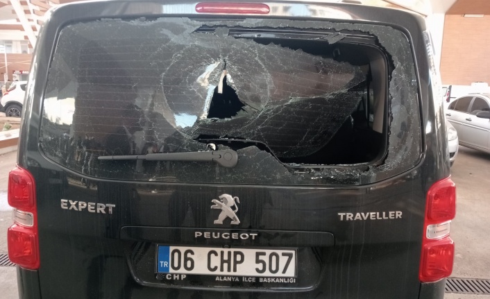 Alanya CHP aracı saldırıya uğradı! Özel'e gidiyorlardı