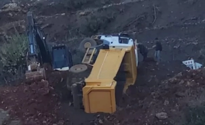 Alanya’da hafriyat kamyonu devrildi