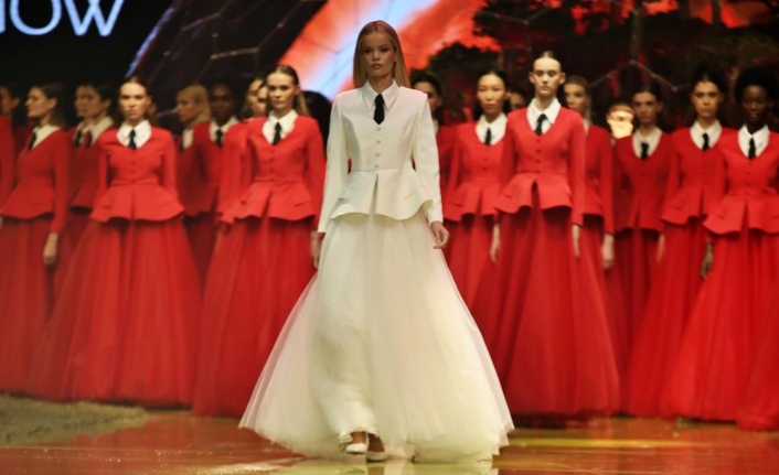 Antalya’da güzeller geçidi: Dünyaca ünlü modeller Antalya’da podyuma çıktı