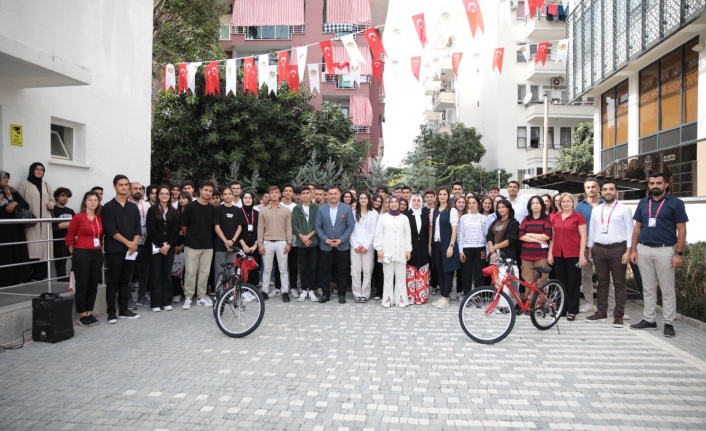 Başkan Yücel'den üniversite öğrencilerine burs desteği
