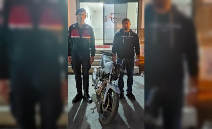 Çaldığı kırmızı renkli motosikleti maviye boyadı ama jandarmadan kaçamadı