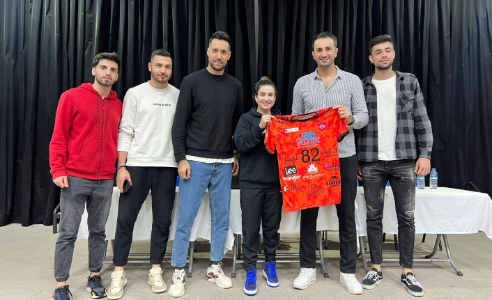 Efeler TED'li öğrencilere voleybolu anlattı