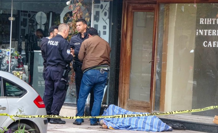 Esnafın uyuduğunu düşünerek üzerini örttüğü evsiz ölü bulundu