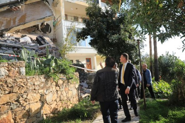 Kaymakam Ürkmezer Konaklı'da yıkılan ev sakinlerini ziyaret etti