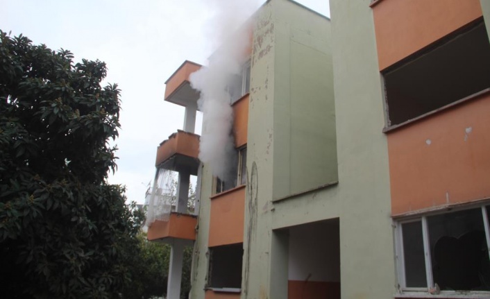 Kentsel dönüşüm için boşaltılan binada yangın paniği