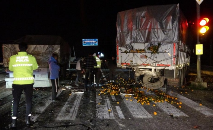 Kırmızı ışıkta duran mandalina yüklü kamyona tır çarptı, kara yolu mandalina bahçesine döndü