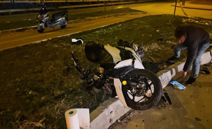 Kontrolden çıkan motosiklet refüje çarptı: 1 ağır yaralı