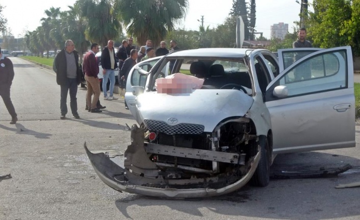 Kontrolsüz kavşakta iki otomobil çarpıştı: 3 yaralı