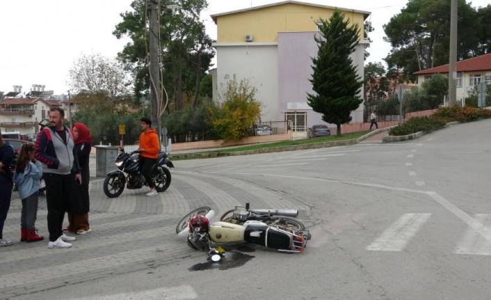 Otomobilin çarptığı motosiklet sürücüsü ölümden döndü