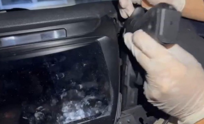 Otomobilin ön konsolunu silah deposuna çevirmişler