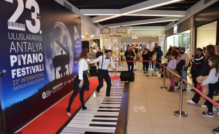 Piyano sihirbazları Antalya ve Alanya’da gösteri yaptı