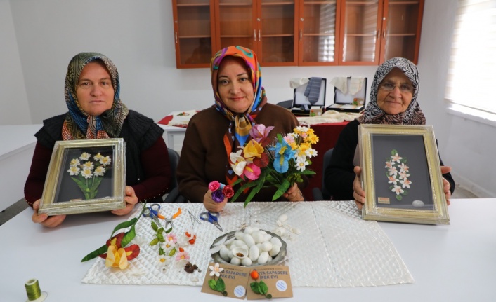 Sapadereli kadınlar kozalarından çıkıyor