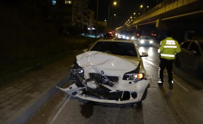 'U' dönüşü yapan otomobile arkadan çarptı:3 yaralı