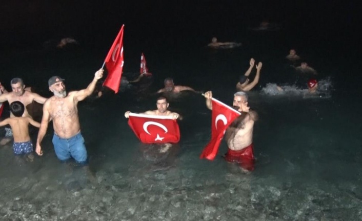 2024’ü denize girerek karşıladılar