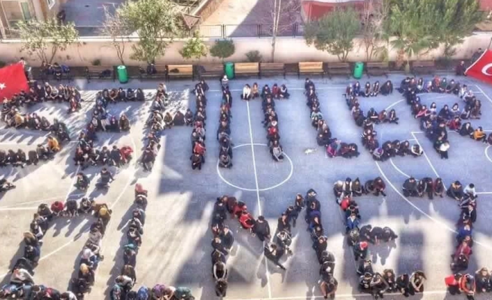 Alanya'da öğrencilerden "Şehitler ölmez" mesajı