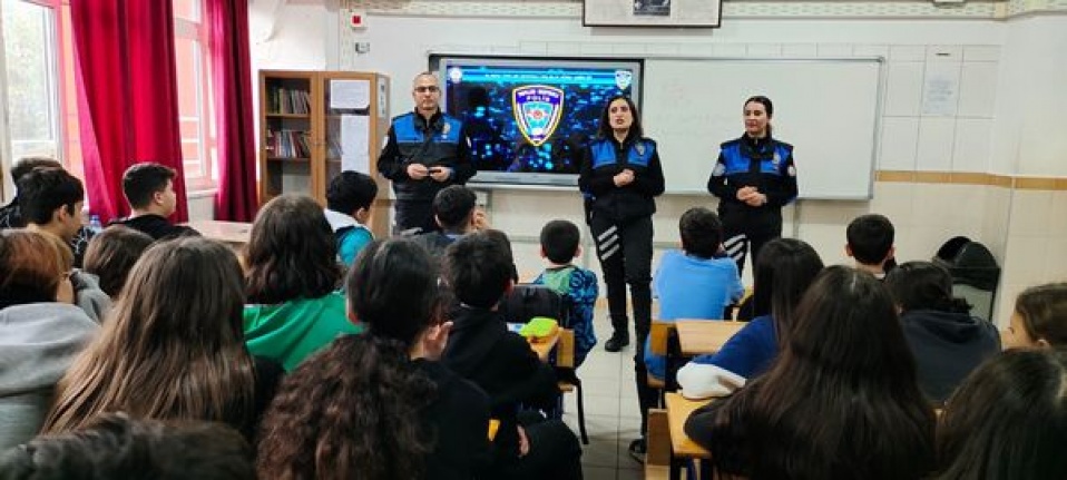 Alanya Emniyet Müdürlüğünden öğrencilere sosyal medya bilgilendirmesi