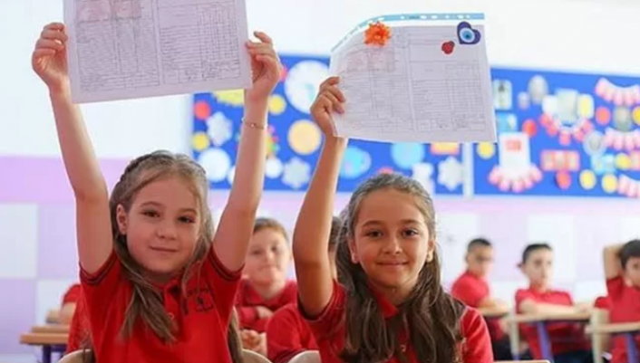 Alanya’da 75 bin öğrencinin karne heyecanı