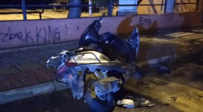 Alanya’da park halindeki motosiklet satırla parçalandı