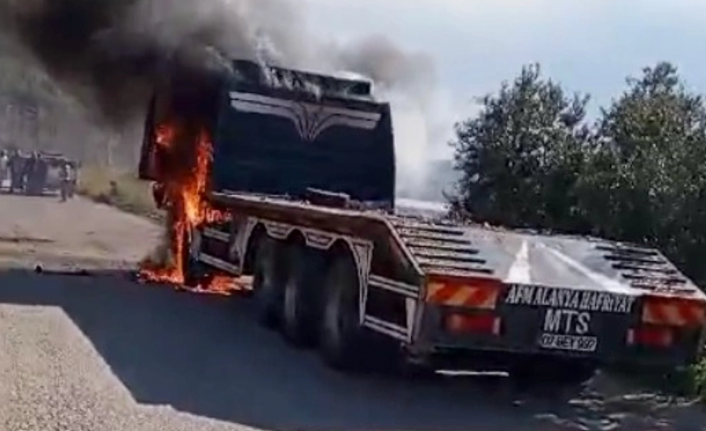 Alanya’da seyir halindeki treyler yandı