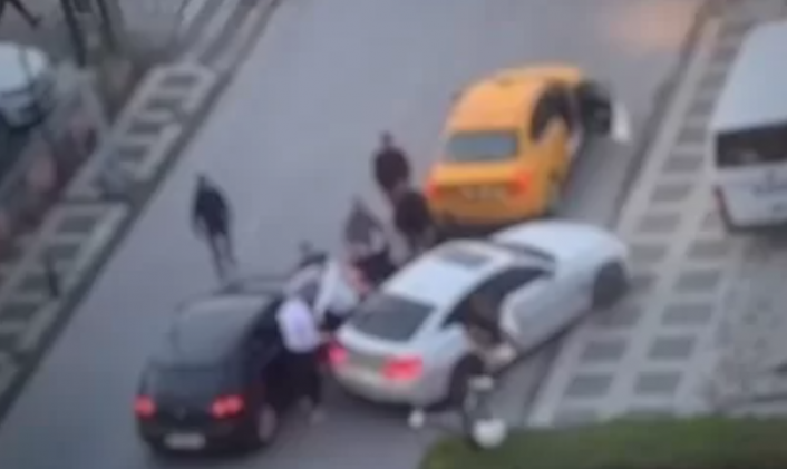 Alanya’da trafikte güpegündüz adam bıçakladı
